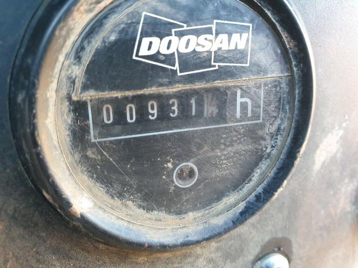 Used DOOSAN INGERSOLL RAND 7/31E DIESEL PORTABLE AIR COMPRESSOR WITH 110V GENERATOR