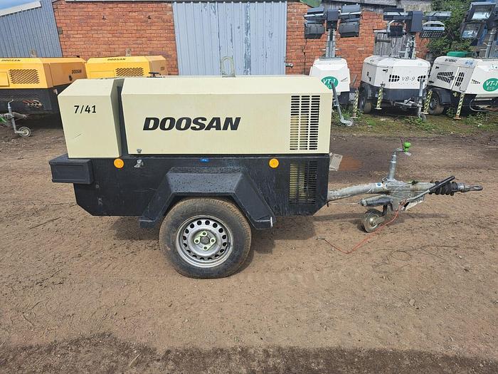 Used DOOSAN INGERSOLL RAND 7/41 DIESEL PORTABLE AIR COMPRESSOR Low Hours