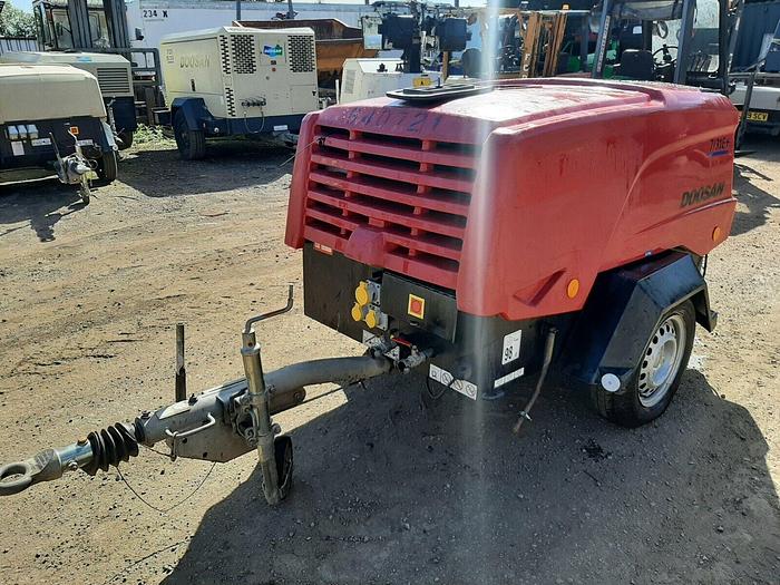 Used DOOSAN INGERSOLL RAND 7/31E DIESEL PORTABLE AIR COMPRESSOR WITH 110V GENERATOR
