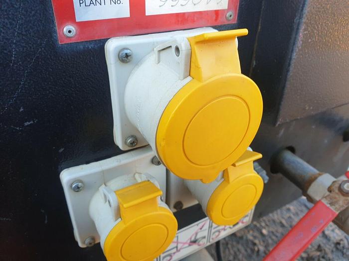 Used DOOSAN INGERSOLL RAND 7/31E DIESEL PORTABLE AIR COMPRESSOR WITH 110V GENERATOR