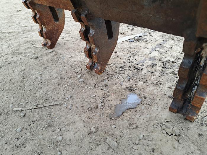 Used 5 tyne hydraulic grab