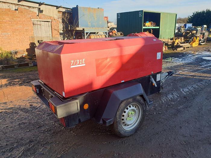 Used DOOSAN INGERSOLL RAND 7/31E DIESEL PORTABLE AIR COMPRESSOR WITH 110V GENERATOR