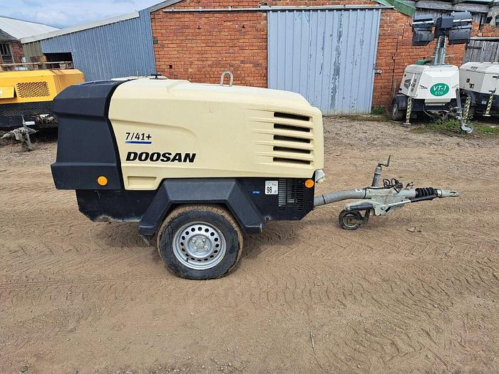 Used DOOSAN INGERSOLL RAND 7/41E DIESEL AIR COMPRESSOR GENERATOR 280 hours only