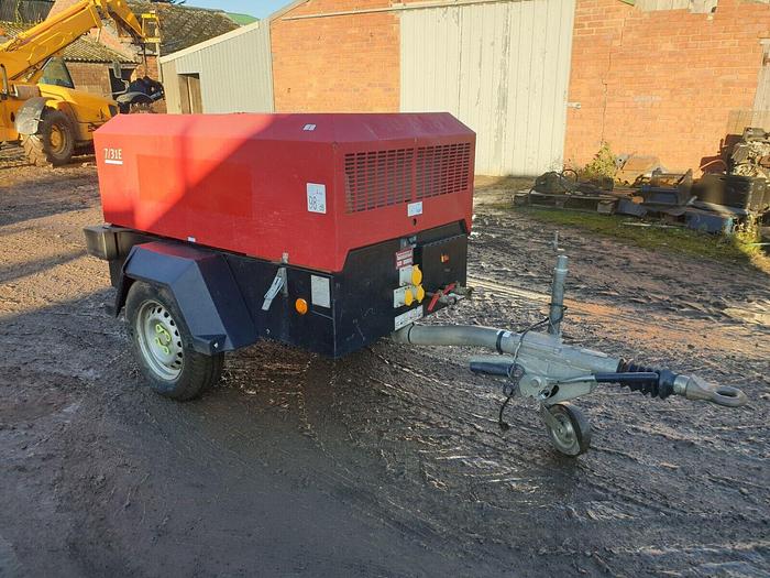 Used DOOSAN INGERSOLL RAND 7/31E DIESEL PORTABLE AIR COMPRESSOR WITH 110V GENERATOR