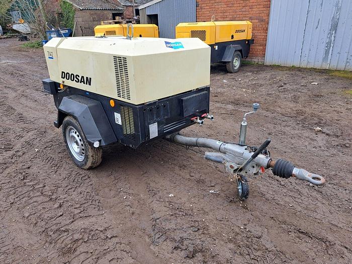 Used DOOSAN INGERSOLL RAND 7/41 DIESEL PORTABLE AIR COMPRESSOR Low Hours