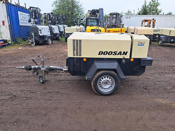Used DOOSAN INGERSOLL RAND 7/41 DIESEL PORTABLE AIR COMPRESSOR Low Hours