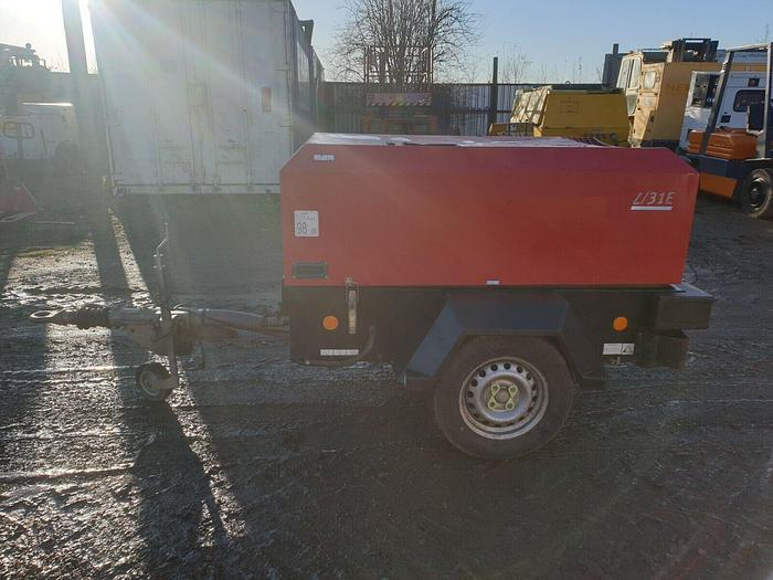 Used DOOSAN INGERSOLL RAND 7/31E DIESEL PORTABLE AIR COMPRESSOR WITH 110V GENERATOR
