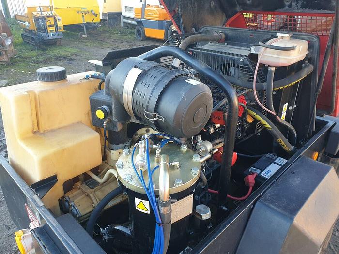 Used DOOSAN INGERSOLL RAND 7/31E DIESEL PORTABLE AIR COMPRESSOR WITH 110V GENERATOR