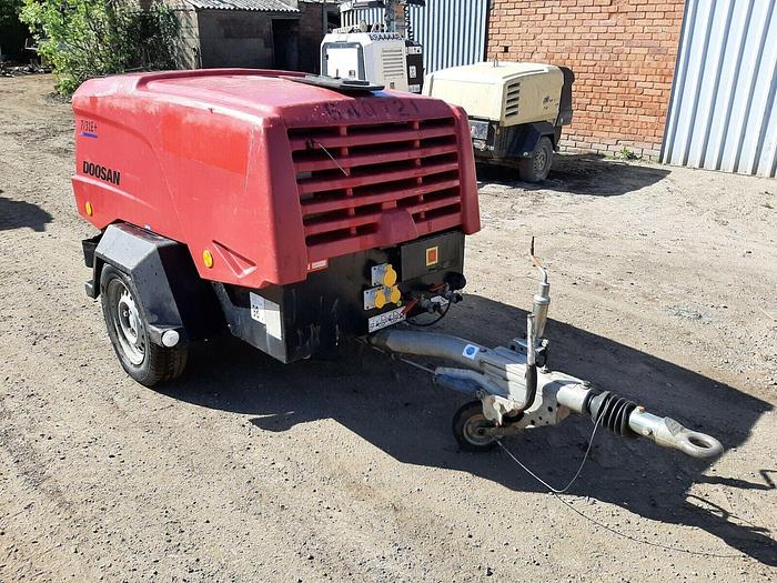 Used DOOSAN INGERSOLL RAND 7/31E DIESEL PORTABLE AIR COMPRESSOR WITH 110V GENERATOR