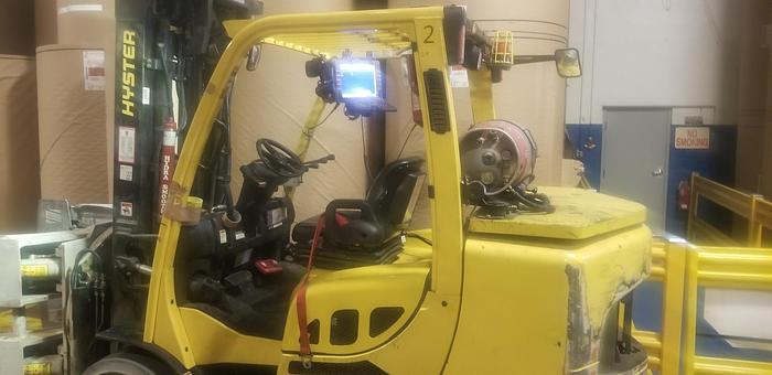 Used 13,500 POUND HYSTER FORKLIFT WITH CASCADE ROLL CLAMP
