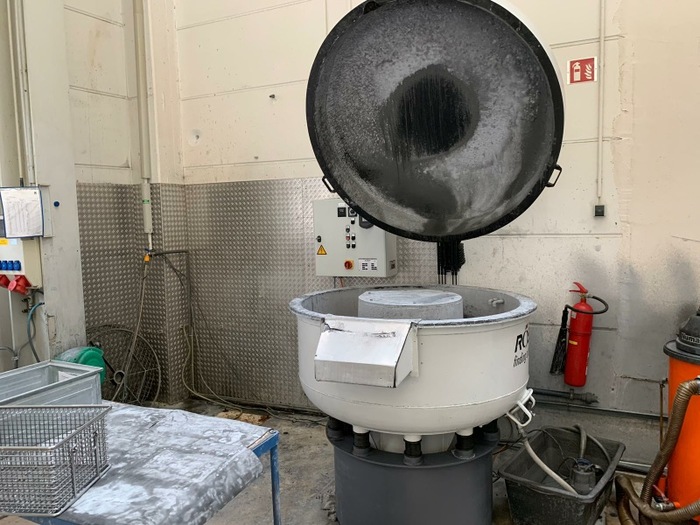 Gebraucht 2012 RÖSLER Trowalisieranlage Gleitschleifmaschine