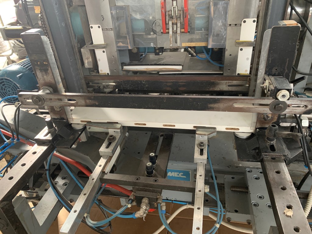 Ricondizionato Mortasatrice automatica Comec, con caricatore, per elementi di lettini per bambini