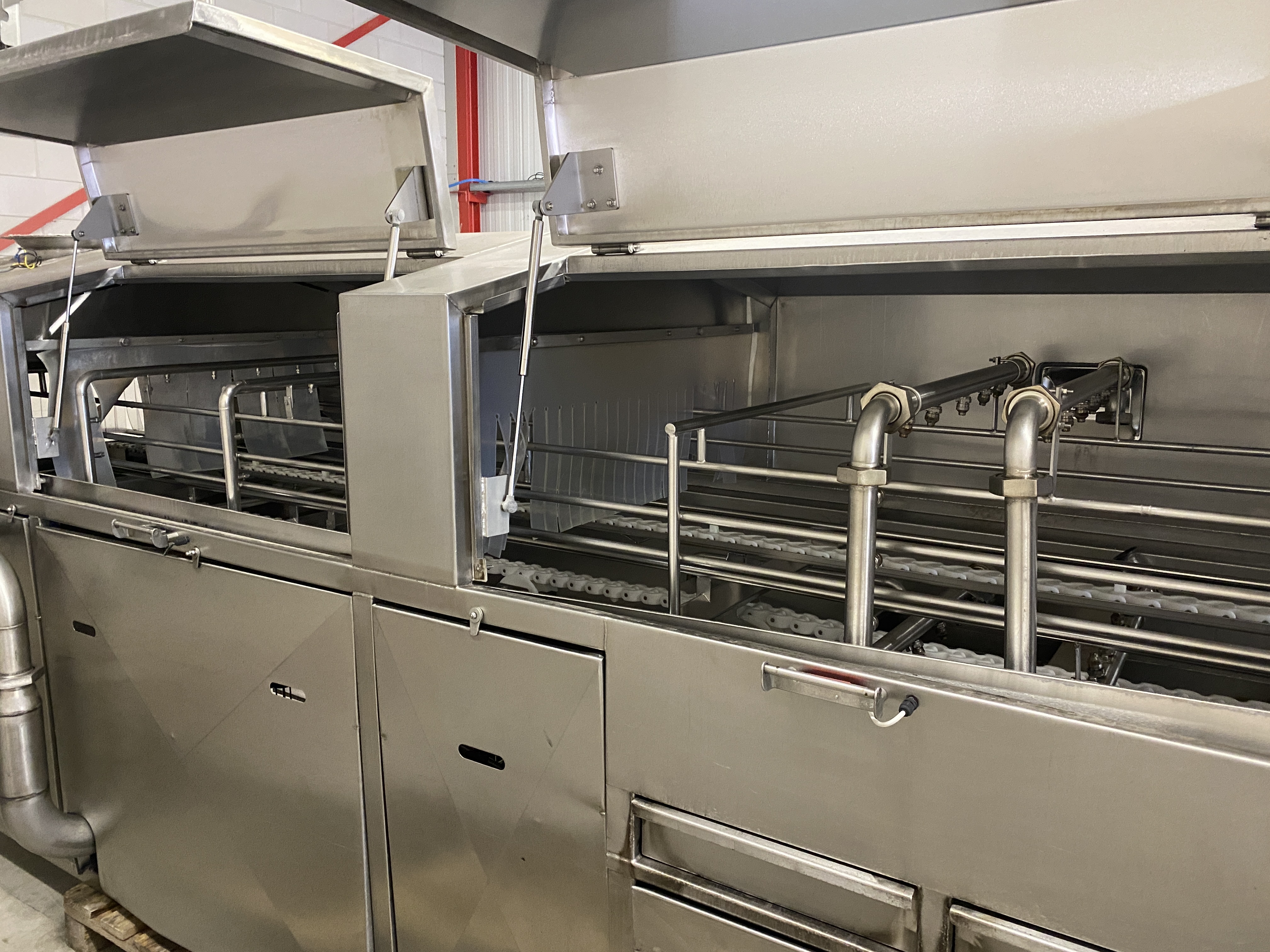 Used Unitech crate washer Single track washer with exit conveyor