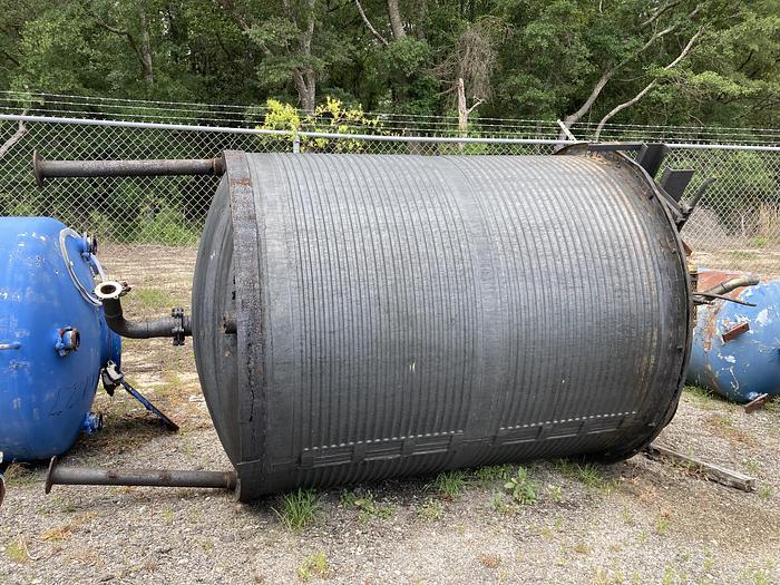 Used Used approximately 1500 gallon vertical stainless steel jacketed mix tank