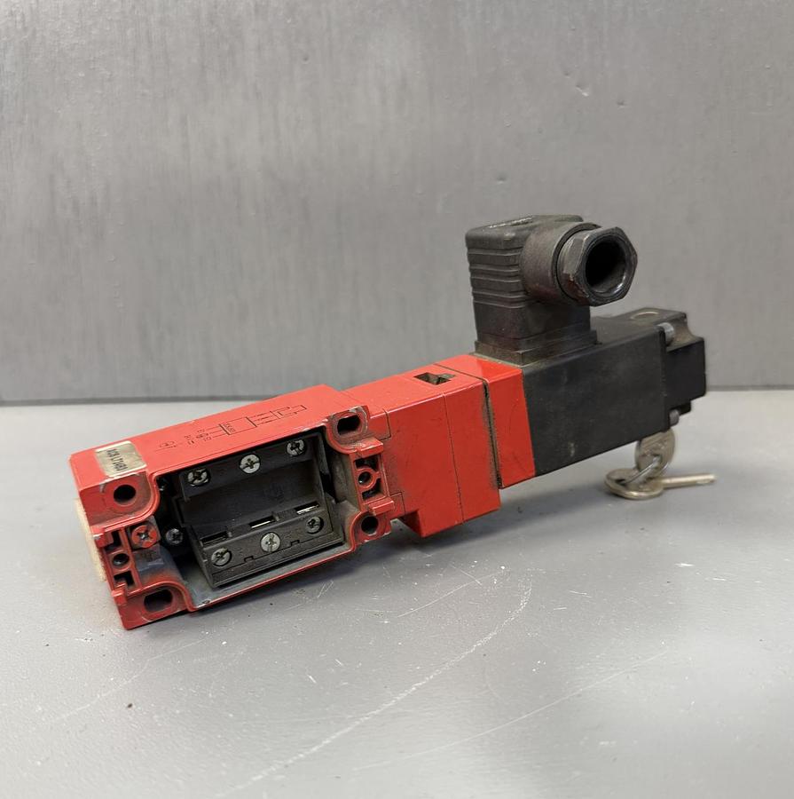Used TELEMECANIQUE XCS-L724B3 LIMIT SWITCH GHGC7