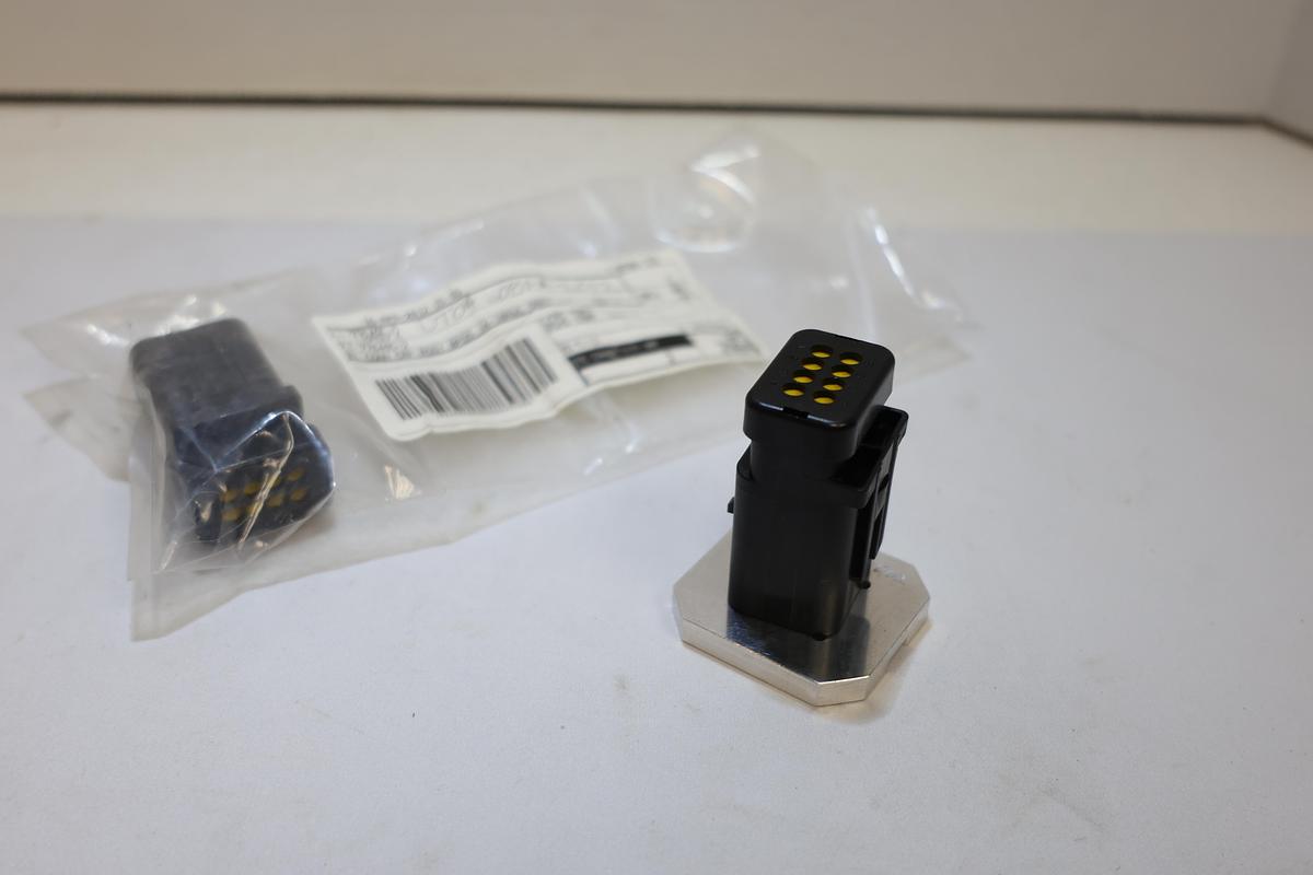 Used Lot of 2 TE Connectivity DEUTSCH DT04-08PA-L012 776495-2 8-Pin Connector New