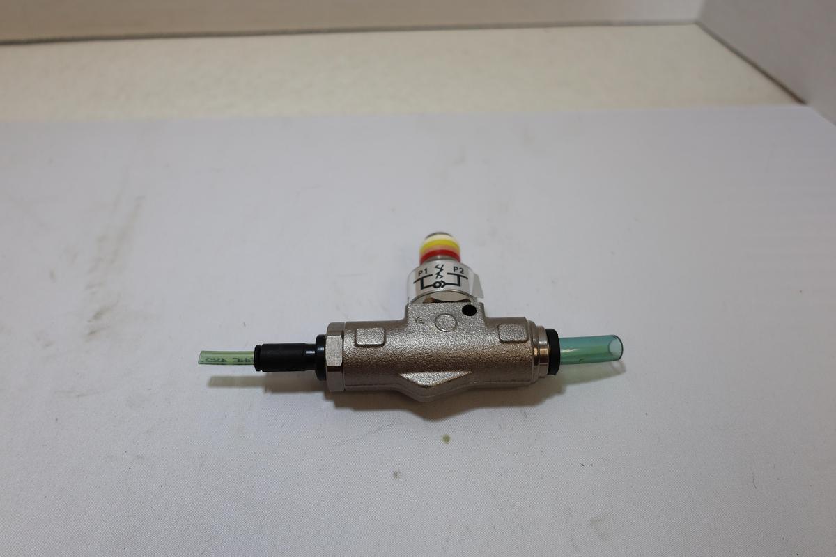 Used Used Pneumatic Flow Control / Shuttle Valve Assembly P1-P2 Push-to-Connect