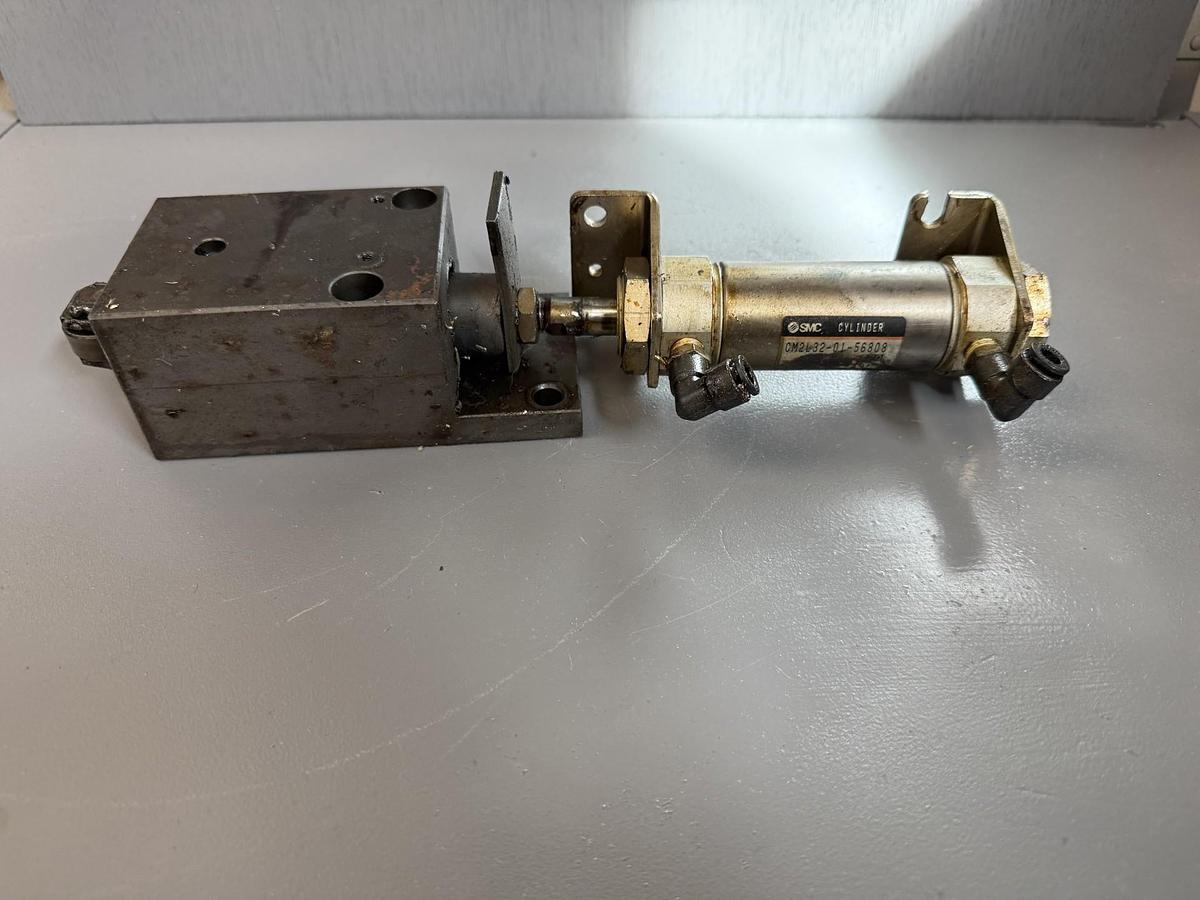 Used SMC CM2L32-01-56808 ROUND BODY PNEUMATIC CYLINDER GHA-117