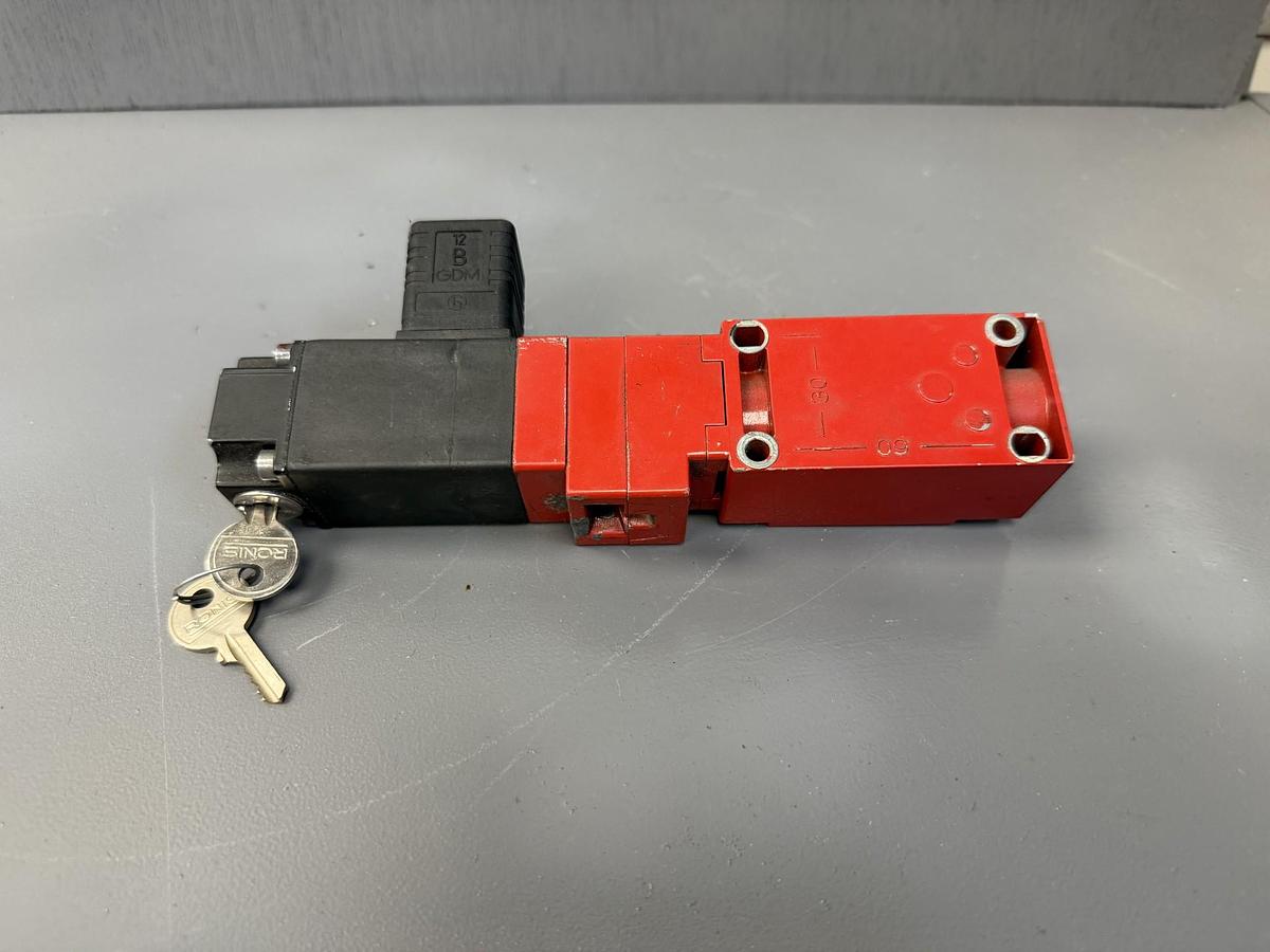 Used TELEMECANIQUE XCS-L724B3 LIMIT SWITCH GHGC7