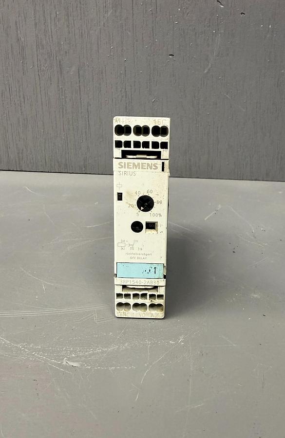 Used  Siemens SIRIUS 3RP1540‑2AB30 OFF‑Delay Timing Relay – 24 V AC/DC, LED GHC-37
