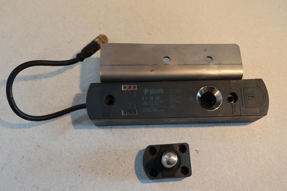 Used Pizzato NS D4AZ1SMK-F41 Safety Interlock Switch IP67 & IP69K PARTS ONLY/GHA-186