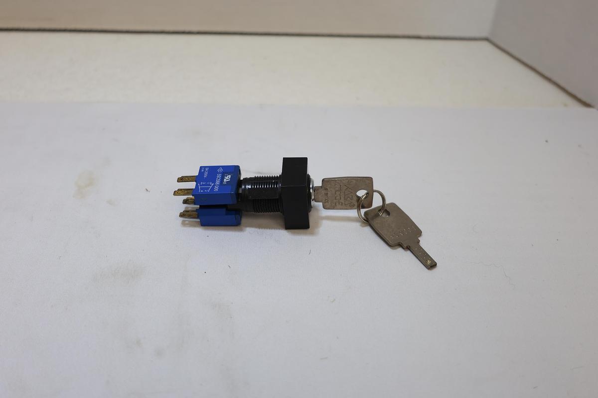 New Key Operated Selector Switch w/ 2 Keys 2-Position Maintained Panel Mount 5A 250VAC