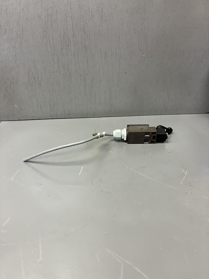 Used SCHMERSAL ZV1H 236-11z-M20 Safety Switch GHC-39