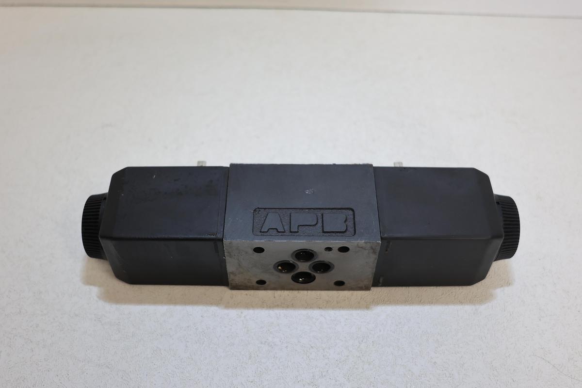 Used Vickers DG4V-3S-2N-M-U-H5-60 Hydraulic Solenoid Valve 24VDC 30W