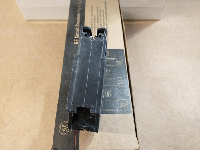 Used GE General Electric THHQL1120 1 POLE, QTY 10, 20A Plug-In Circuit Breakers (GH101)