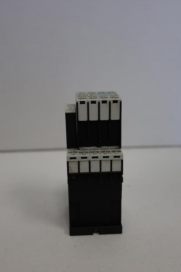 Used Siemens 3RT1015-2BB42 W/3RH1911-2FA31 + 3RT1916-1BB00