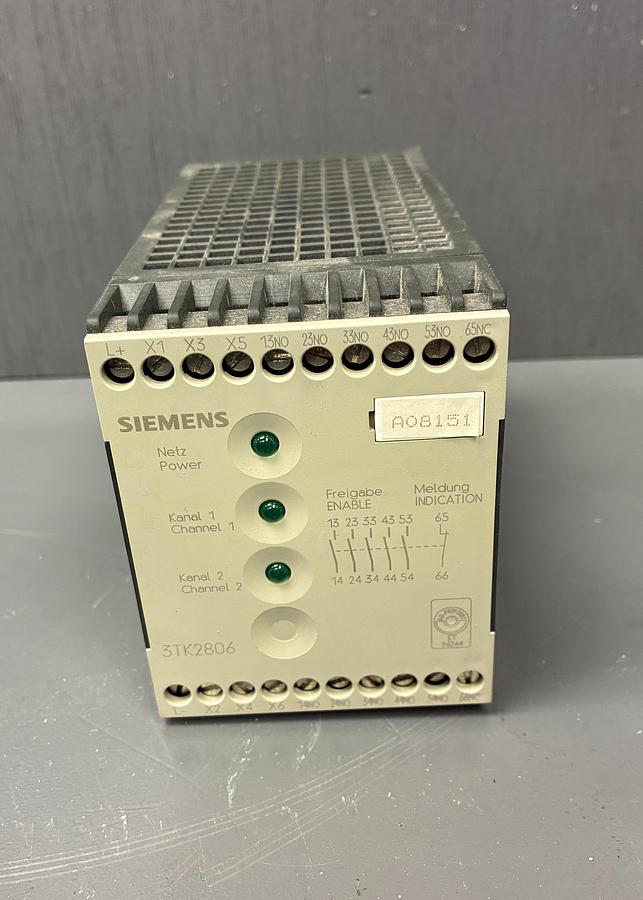Used  Siemens 3TK2804-0BB4 Safety Relay – 24V AC/DC, 3 NO + 1 NC Contacts GHC-7