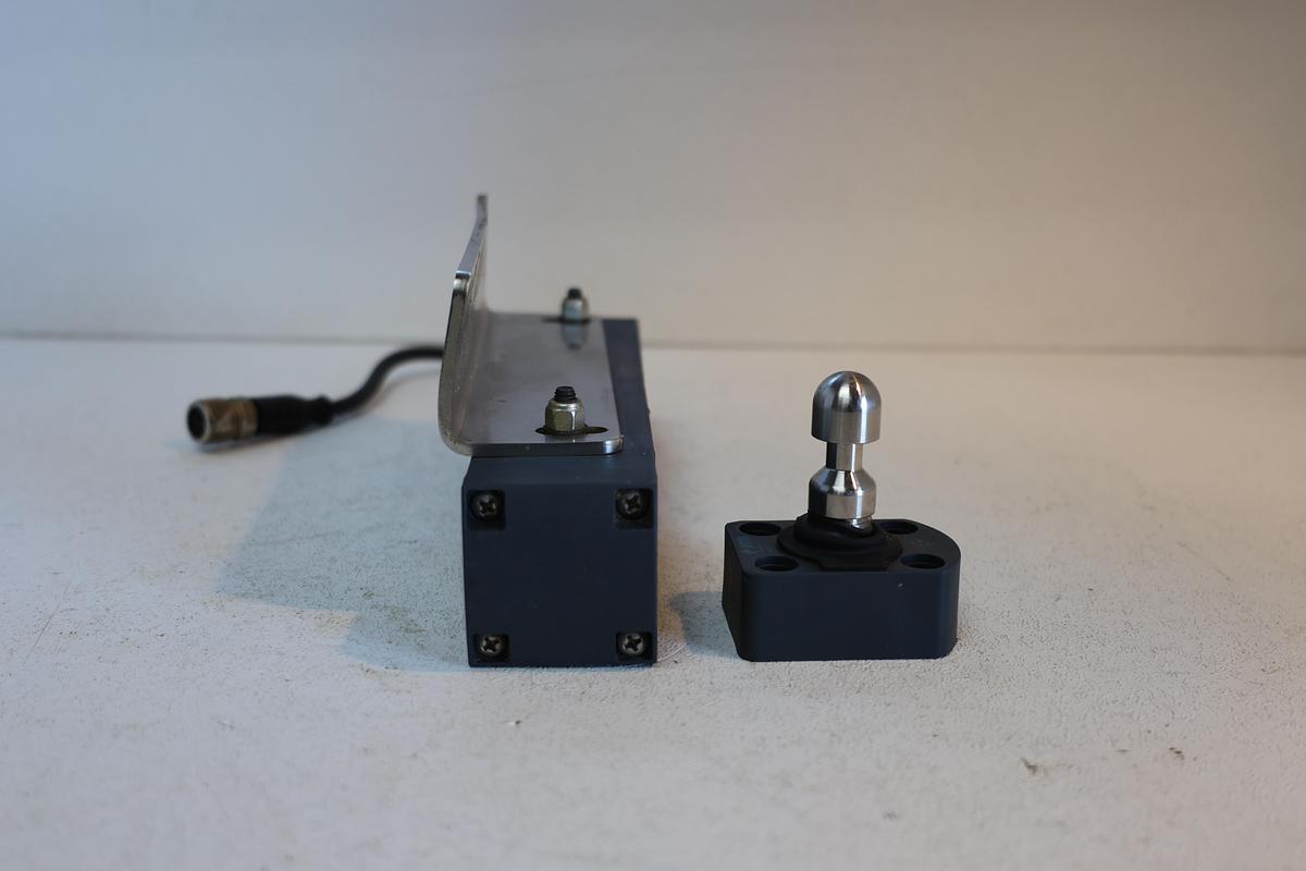 Used Pizzato NS D4AZ1SMK-F41 Safety Interlock Switch IP67 & IP69K PARTS ONLY/GHA-186