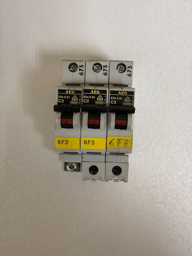 Used (Lot of 3) AEG Elfa E81 C2 Circuit Breakers ~240-415 GHC-38