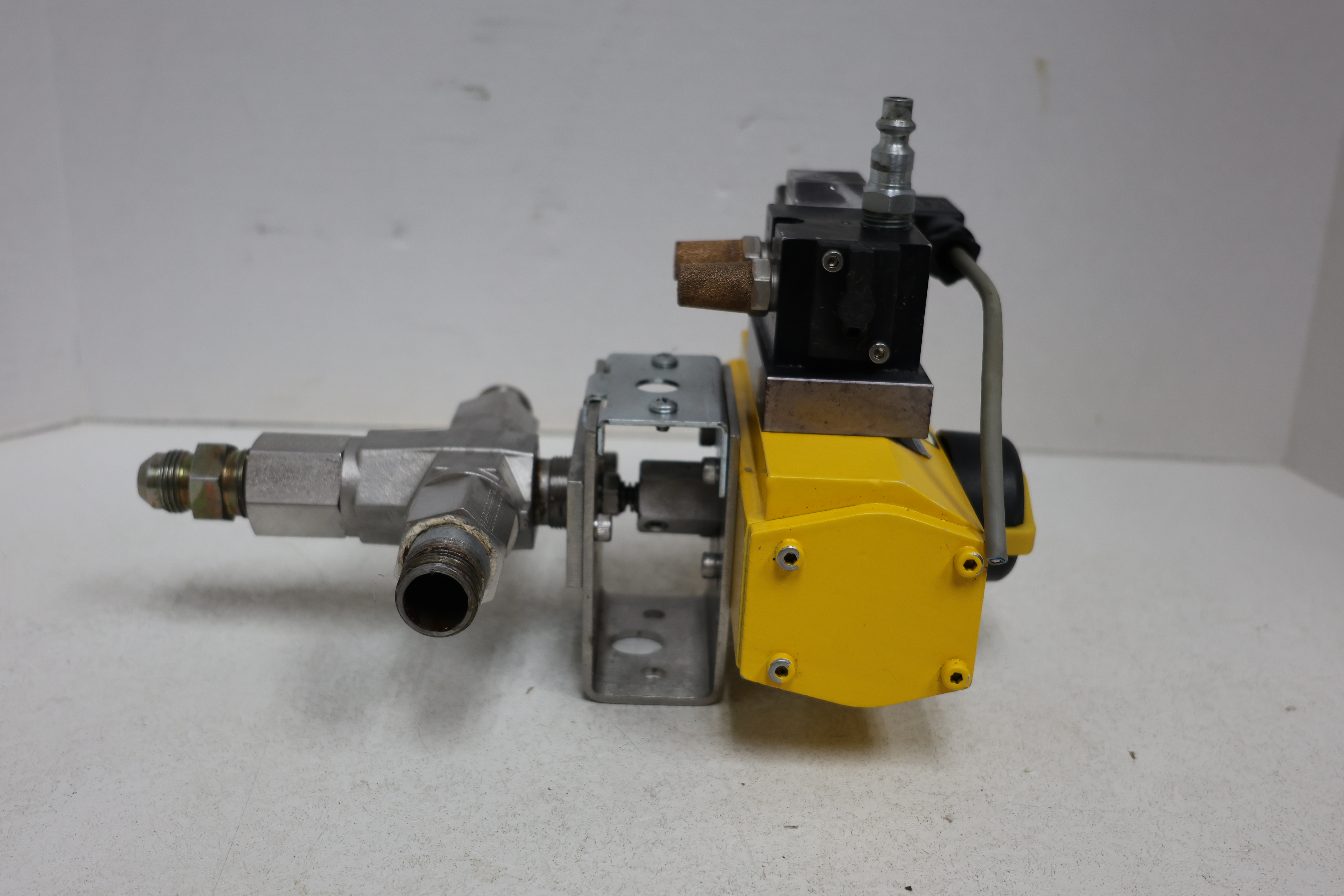 Used Parker 8F-B8XJ2-V-SS-61ADX Series 60 3-Way Pneumatic Ball Valve 1/2" SS GHA-122