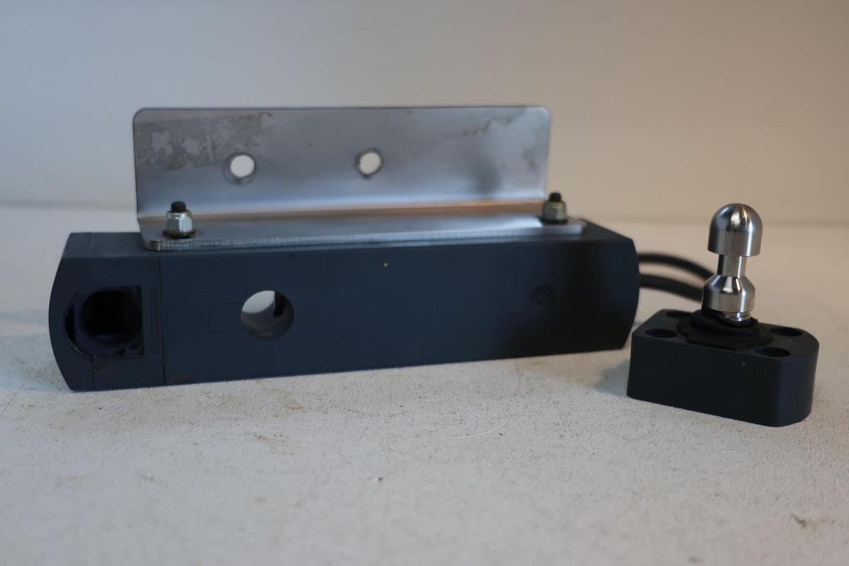 Used Pizzato NS D4AZ1SMK-F41 Safety Interlock Switch IP67 & IP69K PARTS ONLY/GHA-186