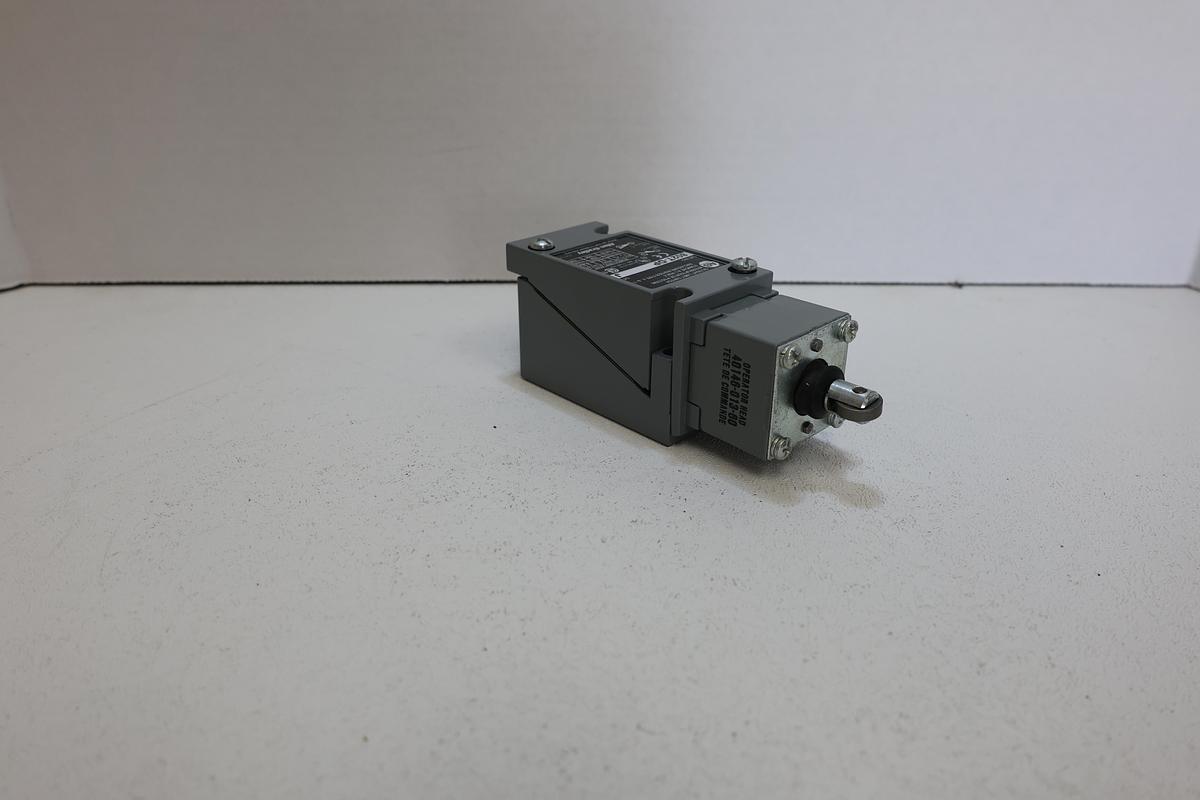 Allen Bradley 802T-DP Series J OilTight Limit Switch NIB Heavy Duty Industrial GHA-185