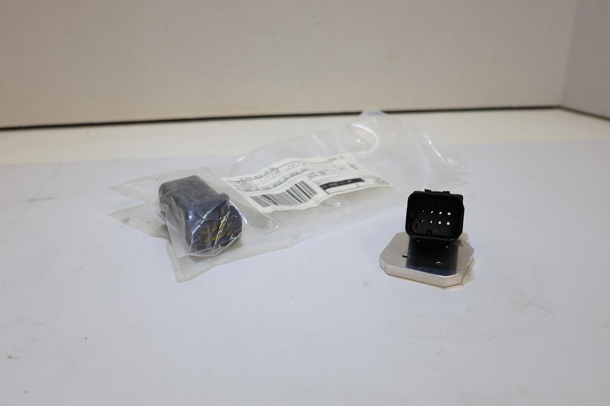 Used Lot of 2 TE Connectivity DEUTSCH DT04-08PA-L012 776495-2 8-Pin Connector New