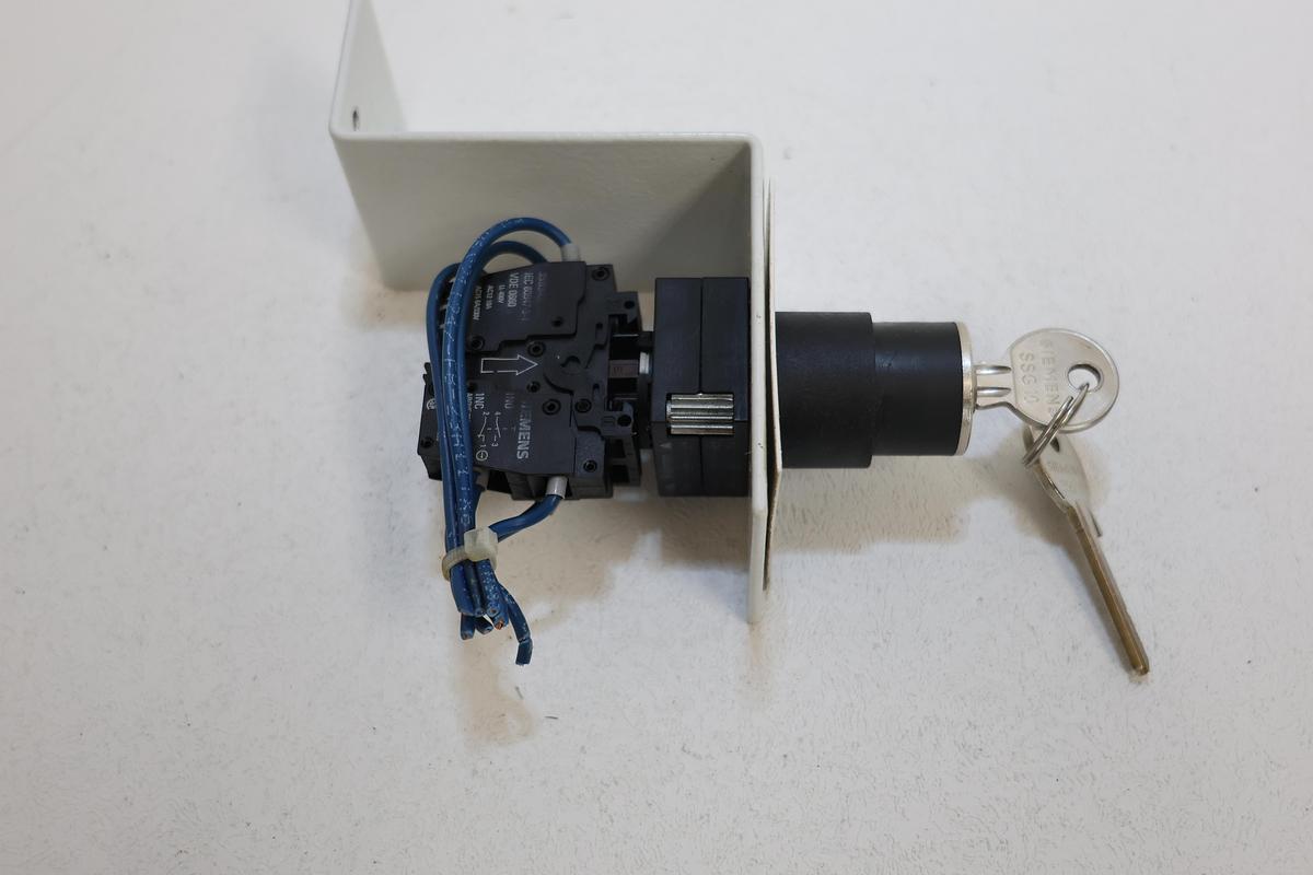 Used Siemens industrial key operated selector switch 3SB3