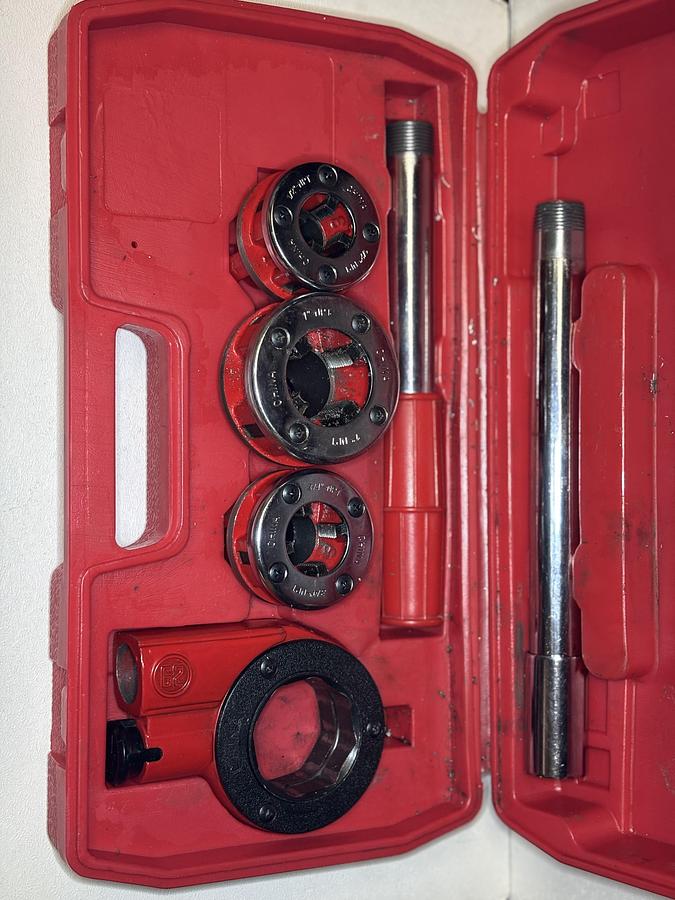 Used 1/2", 3/4", & 1" NPT Die Kit GHC-33 