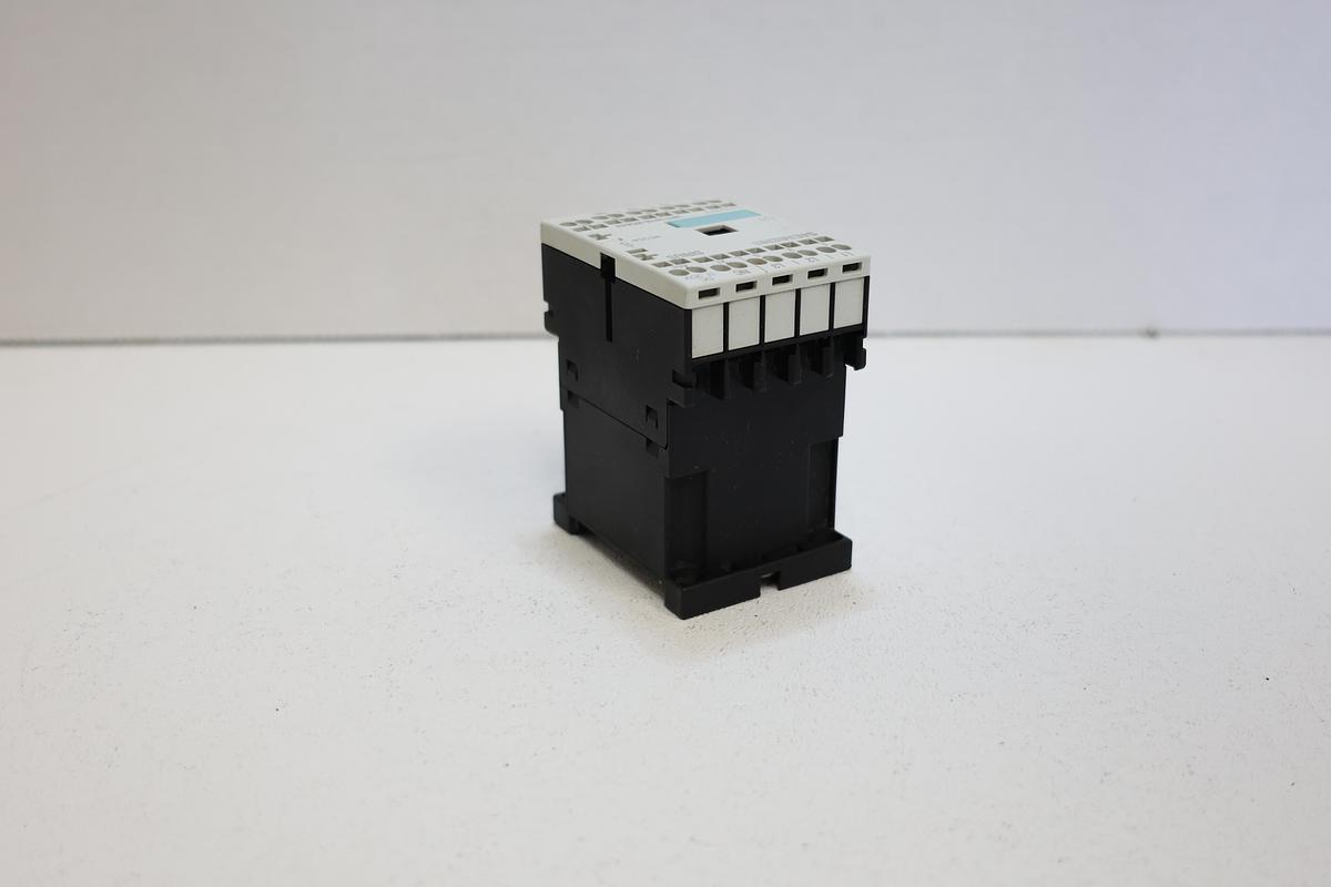 Used Siemens 3RT1015-2KB42 Control Relay – 4-Pole, 24V DC Coil
