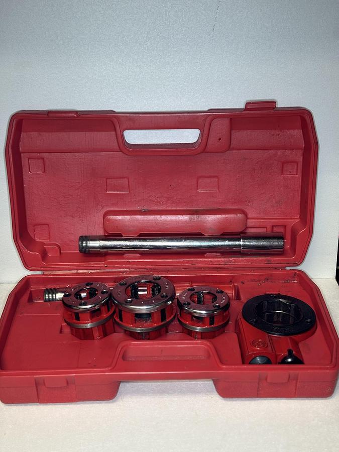 Used 1/2", 3/4", & 1" NPT Die Kit GHC-33 