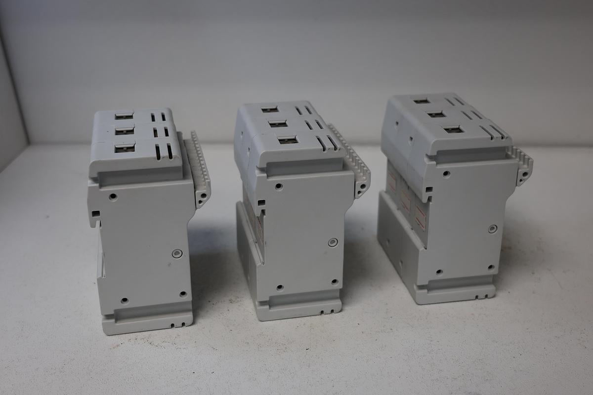 Used (Lot of 3)Eaton Bussmann CH30J3 Modular fuse holder– 30A, 600V, 3-Pole, DIN Rail Mount GHA-54