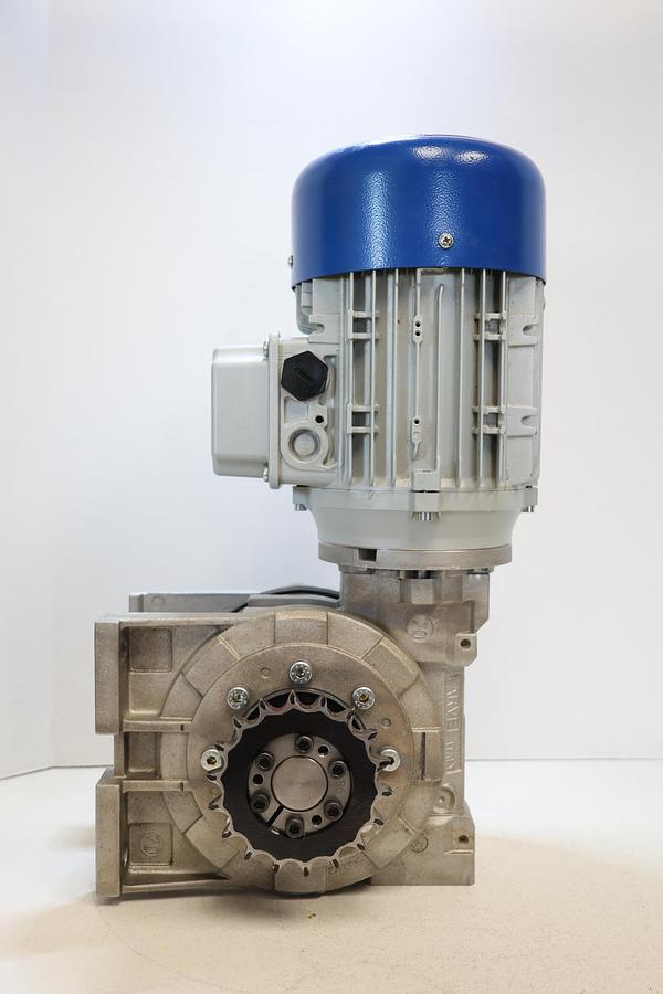 Used Varvel FRS 70 Gearmotor 1.5HP 230/460V 3PH 1690 RPM w/ Sprocket Used