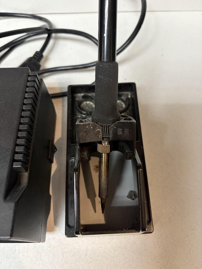 Used HAKKO 936-12 SOLDERING STATION ESD SAFE & 907 IRON PEN & STAND  GHC-53