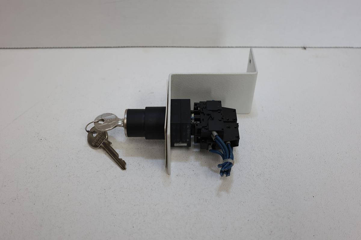 Used Siemens industrial key operated selector switch 3SB3