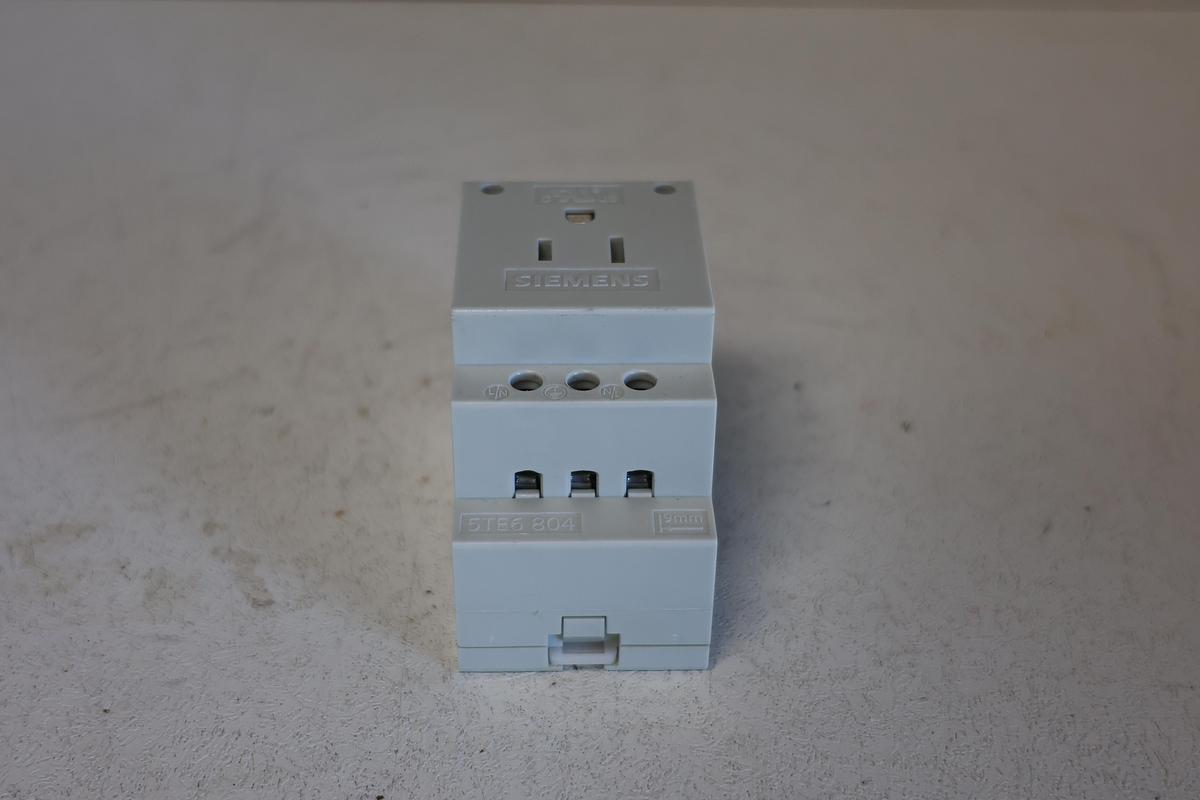 Used Siemens 5TE6804 Modular socket outlet - High Quality, Reliable Power Solution
