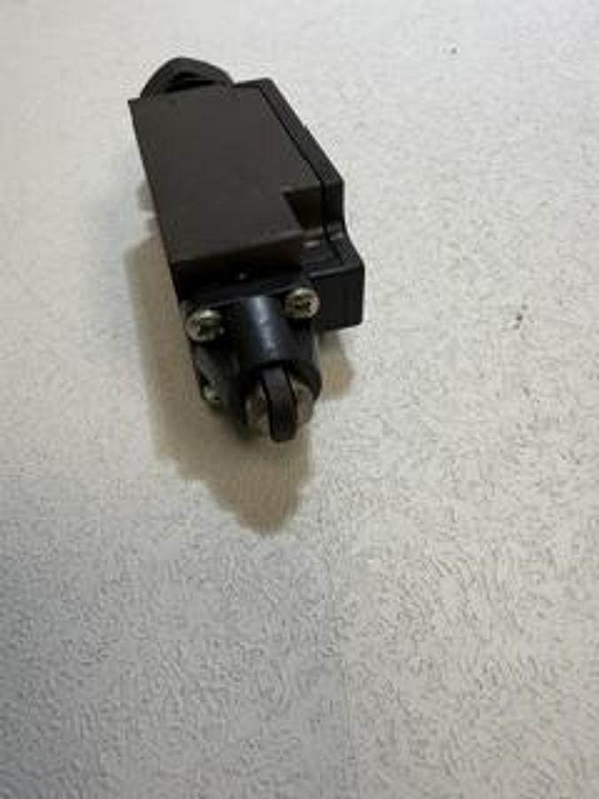 Used Schmersal TR 236-02z-ID Roller Plunger Limit Switch GHGC-4