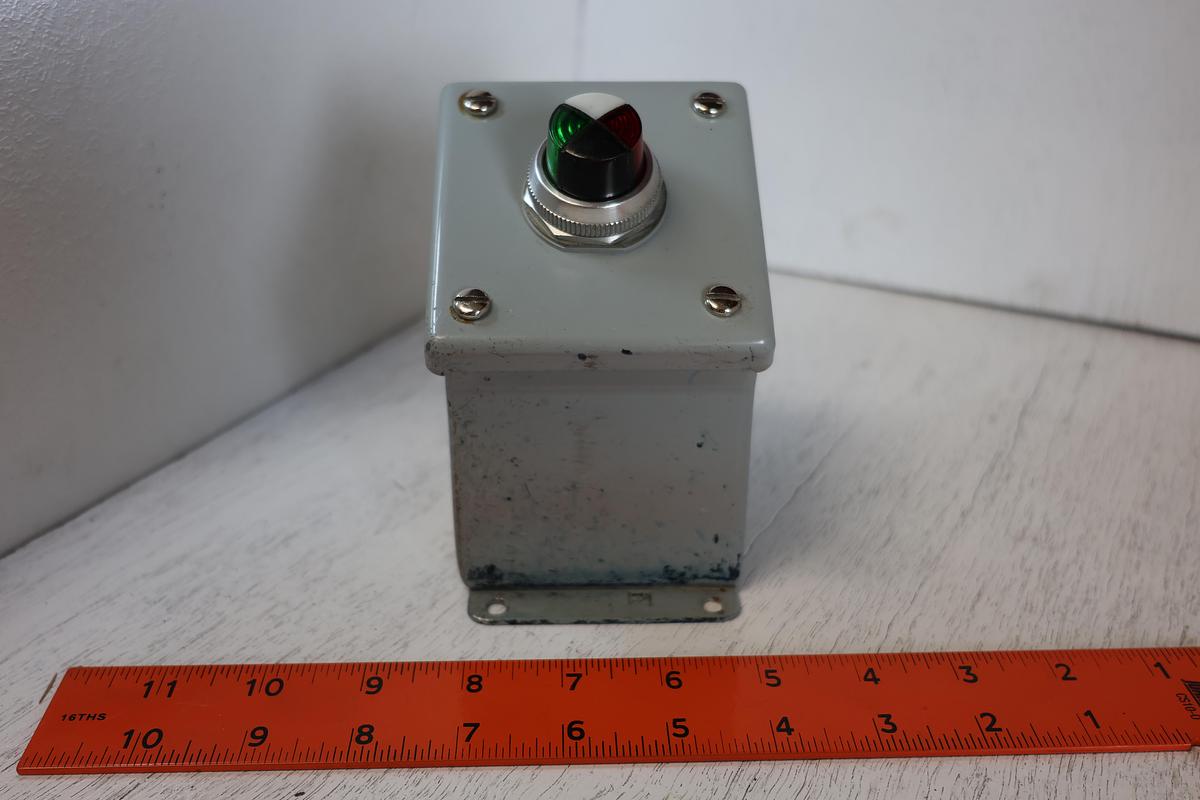 Used Hoffman Single Hole Push Button Enclosure (Type 12/13) w/ Allen-Bradley 800T-QC324 Cluster Pilot Light GHA 181