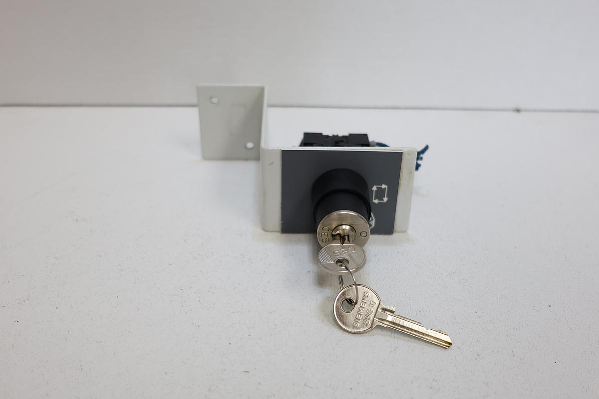 Used Siemens industrial key operated selector switch 3SB3