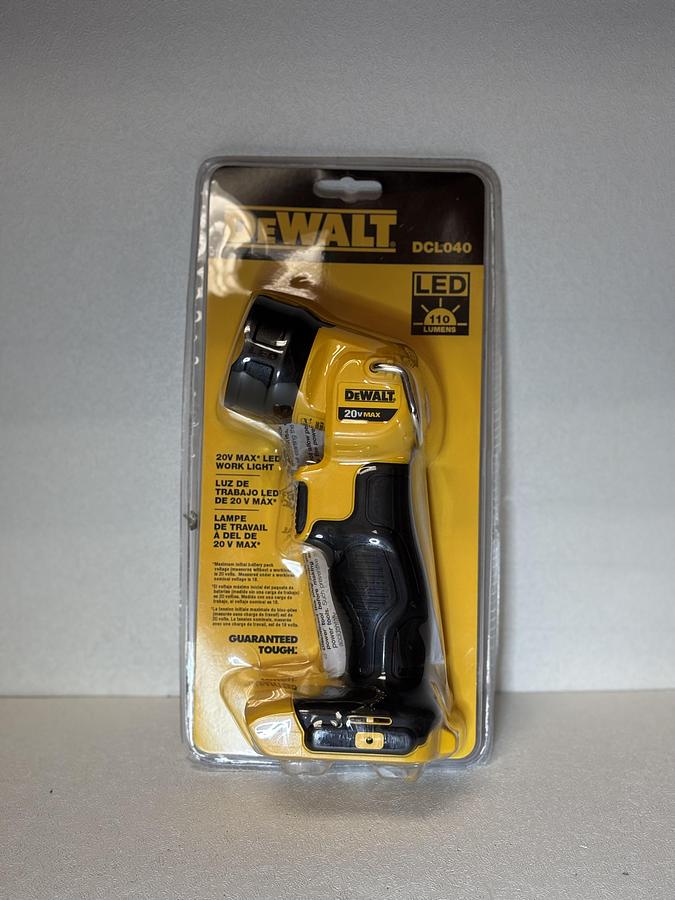 Used DEWALT DCL040 20V MAX LED Work Light / Flashlight, Light Output 110 lumen GHA-160